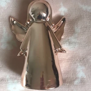 Dekoration - En ängel i jättefin färg och söt, men säljer den för att jag inte vill ha den mer, det är typ koppar fast ändå inte men den är väldigt fin🙂