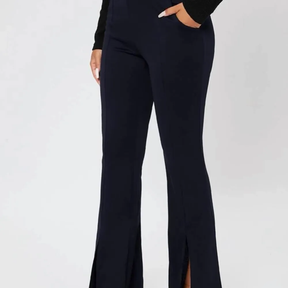 Super fina Mörk blåa kostym byxor i leggings material med slits. Aldrig använd kan fraktas då köparen står för frakten. . Jeans & Byxor.