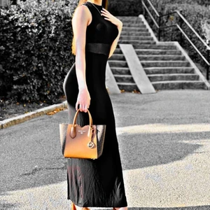 Klänning  - En fin sommar klänning som är jätte fin har använt den några gånger köpte den för 600kr från bik bok 