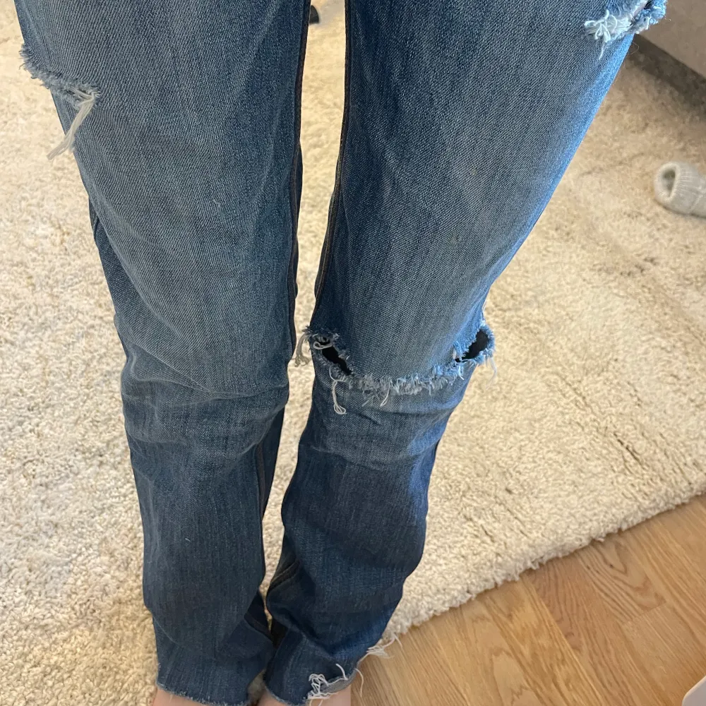 Acne Jeans😍 så snygga lågmidjade jeans med hål som jag köpte här på plick! De är insydda där bak sen förra ägaren💕 de sitter så snyggt på!!!! Oklart vilken storlek men passar mig som är 165, S. Midjemått: ca 39 cm rakt över. Köparen står för frakt. Jeans & Byxor.