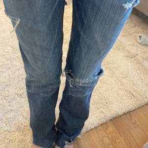 Acne Jeans😍 så snygga lågmidjade jeans med hål som jag köpte här på plick! De är insydda där bak sen förra ägaren💕 de sitter så snyggt på!!!! Oklart vilken storlek men passar mig som är 165, S. Midjemått: ca 39 cm rakt över. Köparen står för frakt