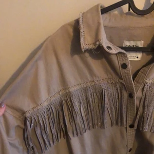 Jeans jacka med stenar - Skit snygg jeans jacka från zara. Osäker om jag vill sälja då den är helt ny. Inga defekter på jackan och är i sorlek S men passar även M. Hör av dig vid intresse