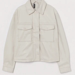 Beige vårjacka Zara H&M  - Säljer denna Croppad Jacka i fuskläder färgen ljusbeige från H&M i storlek S. Vattentät, perfekt till våren och är även i nyskick. Köpt för 399kr och säljer för bara 100 + frakt då jag har en ny jacka och denna inte används. Fråga för mer bilder mm.