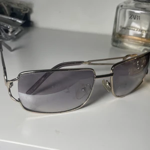 Fin y2k solglasögon 💕 - I använd men bra skick! Fraktar för 25kr eller möts i Sthlm ❤️