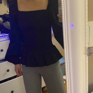 Blus strl 34 - Jätte fin blus köpt på Ullared, passar perfekt som xs. Nypris 199kr💞