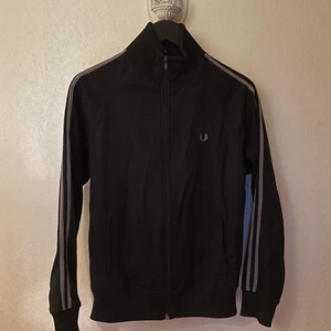 Fred Perry track top  - Mycket bra skick, använts ett fåtal gånger 