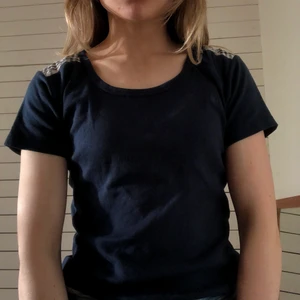 Burberry t-shirt - Supersöt marinblå burberry t-shirt. Burberrymönster på axlarna. Några små hål på högeraxeln, syns inte när man har på den💘