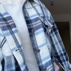 Zara jacka  - Väldigt snygg zara skjortjacka, passar perfekt till våren. Säljs pga för lite utrymme i garderoben och har två andra sådana 😫