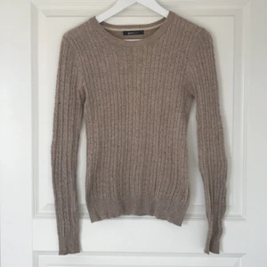 Kabelstickad tröja - Jättefin beige kabelstickad tröja från Gina Tricot. Använd ett fåtal gånger🐑🤎
