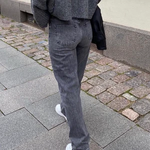 90s high waist jeans - 90s high waist jeans från Gina Tricot. Helt oanvända och ligger fortfarande kvar i fraktpåsen. (Lånade bilder från GinaTricots insta)