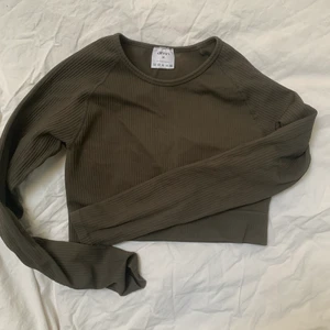 Aimn  - Ribbad crop top från Aimn. Mörkgrön. Storlek 40. Nypris 599 säljer för 350 kr inkl frakt 