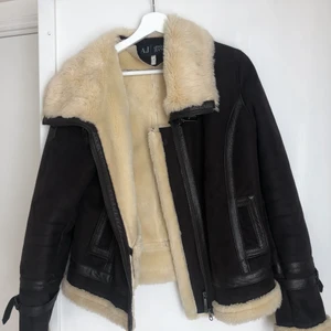 Armani mocka päls vårjacka - Jacka från Armani Jeans i brun mocka och beige insida. Storlek 46 i lappen men skulle säga att den är mycket mindre än så (passar mig som 36) Grymt snygg och bra skick.