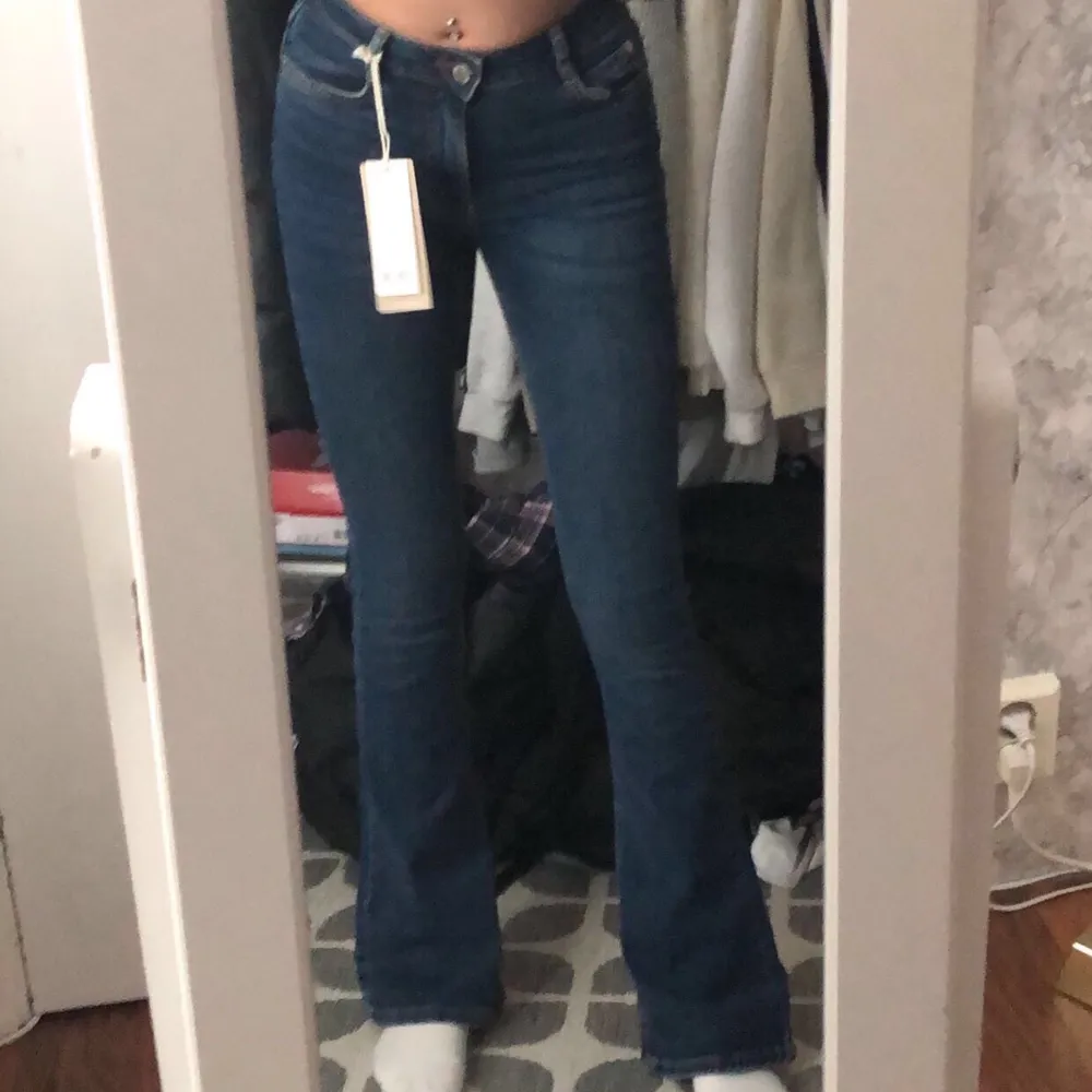 säljer dessa trendiga bootcut jeans för 200kr👍🏻det är prislapp kvar då dem endast är provade. storlek xs.. Jeans & Byxor.