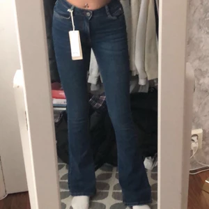 bootcut jeans - säljer dessa trendiga bootcut jeans för 200kr👍🏻det är prislapp kvar då dem endast är provade. storlek xs.