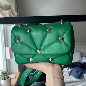 Zara väska - (Första bilden är lånad) Säljer min fina zara väska som jag inte använder längre! Skickar fler bilder om de önskas💕