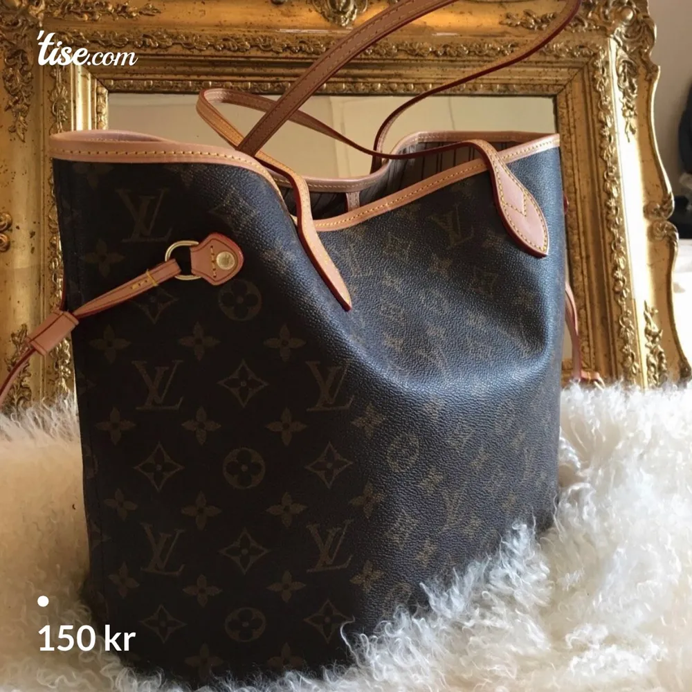 Ett otroligt par matchande väskor, en necessär eller plånbok och en stor bucketbag. Aldrig använd. Jättefin kvalitet trots att just dessa inte är äkta! Säljes för 150kr ⭐️. Väskor.