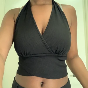 Svart Halterneck  - Svart halterneck, aldrig använd. Storlek S/M den kan också passar även strl XS. 😊