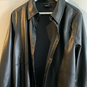 Gina tricot skinnsjorta  - En sjorta från gina som är i fejk skinn. Använd fåtal gånger. Jackan sitter jätte fint på!  Plaggen säljs från ett djur & rökfritt hem och köparen står för frakten som oftast ligger mellan 60-100kr. Kolla in fler plagg på min sida så kan jag samfrakta. (Retur gäller ej) 