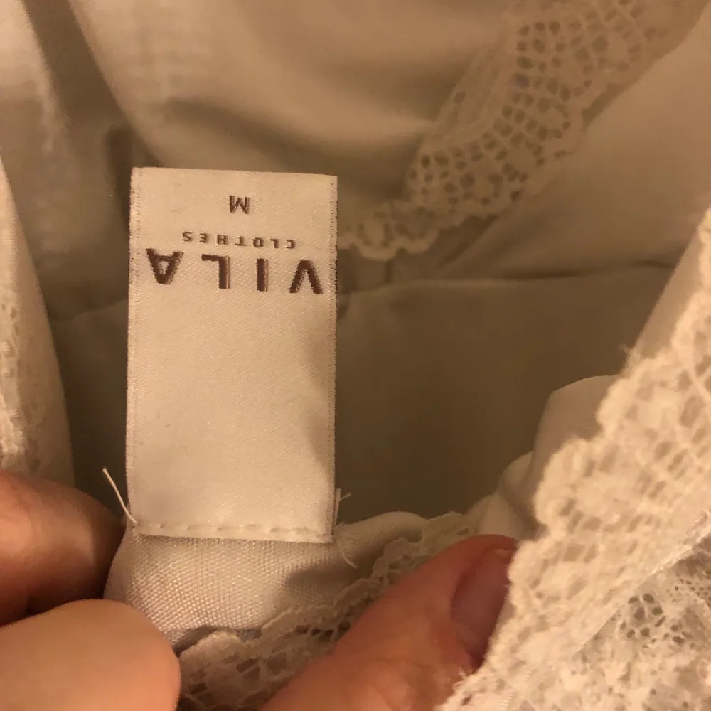 Superfin vit klänning från vila. Passar perfekt till studenten. Köparen står för frakten!💗. Mekot.