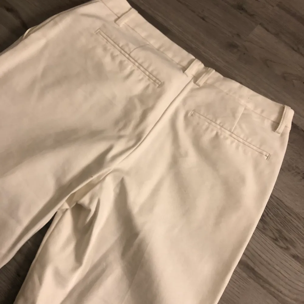Vita kostymbyxor från Bikbok. Säljer då de är för stora för mig. Köparen står för frakten!💗. Jeans & Byxor.