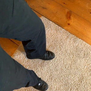 Byxor - Innerbenslängd - 78 cm, ytterbenslängd - 105 cm, midjemått - 41 cm. Det är ganska tunt material, sitter snyggt över skorna, helt okej skick (7/10), lågmidjade och flared.