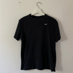 NIKE t-shirt med logga - Passar S o M (jag brukar ha M)💕 nytt skick