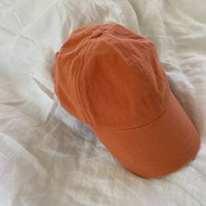 PASTELLORANGE baseballkeps - Snygg till sommaren! Använder inte keps därför säljer jag❤️ helt oanvänd