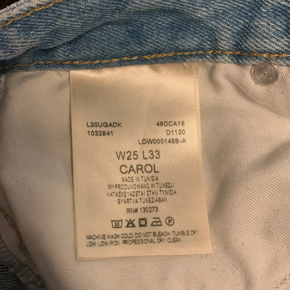 Säljer dessa ljusblåa lee jeans då jag tycker de är lite för korta på mig som är 172cm lång. Dessa är nästintill sprillans nya, använda ca 4 gånger. Köpte dessa på carlings någon månad sedan för 1100kr. Köparen står för frakt!❤️. Jeans & Byxor.