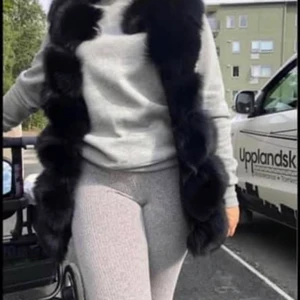 Äkta pälsväst som ny - Svart äkta pälsväst, använd ca 2 gånger. Storlek S/M