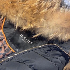 Hollies jacka  - Nypris runt 3000 Äkta päls och sitter jätte bra på!
