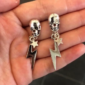 Döskalle örhängen  - Coola döskalle örhängen med en blixt och stjärna. 90kr (frakten är inkluderad i priset). Självklart oanvända. Hör av er vid intresse eller funderingar!💓🥰