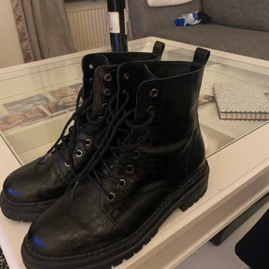 PACE black leather boots - Jag köpte dem 1år sedan (för 1000kr) men dem är i väldigt bra skick 8.5/10. Kan skicka mer bilder privat och info. De är jätte bekväma och varma pga att de har fluffigt tyg inne 💞 mitt pris 500kr 
