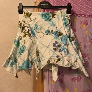 Kjol - Söt kjol med inbyggt underbyxa. Endast använd ett fåtal gånger. Nu är mina höfter för breda för att jag ska kunna ha den tyvärr. Hund finns i hemmet!