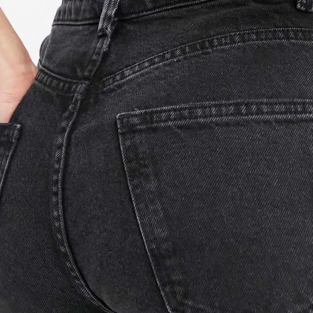 Säljer för jag har för många jeans. Den enda riktiga defekten är sista bilden, men även att de är lite urtvättade (endast tvättar dem en gång). De ser mycket gråare ut på sista bilden än vad dem egentligen är. Skriv privat för fråga eller så.. Farkut & Housut.