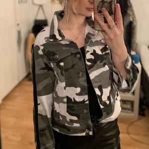 Strl M - Jeansjacka, bra skick, 2 fickor