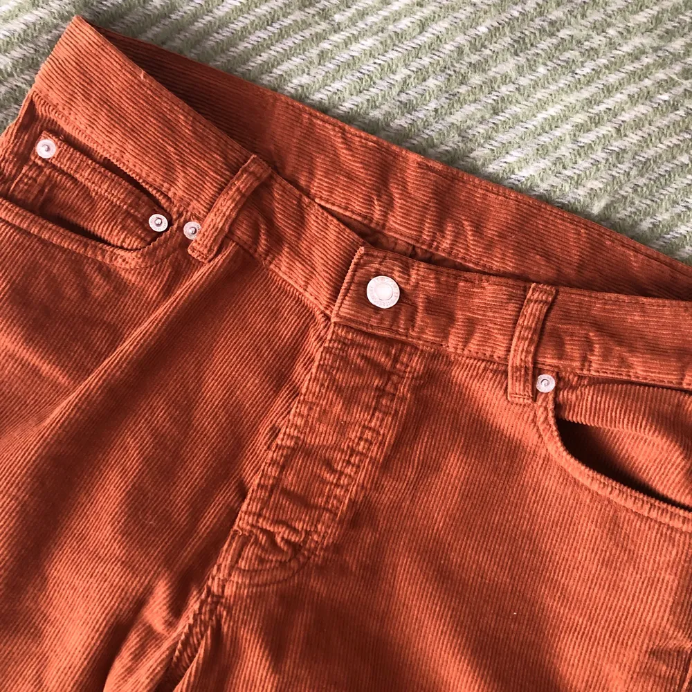 Säljer ett oanvända par byxor från Sweet Sktbs. Färg: ish röd orange. Lite frakt tillkommer! . Jeans & Byxor.
