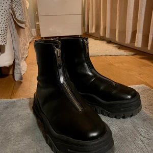 Eytys raven boots  - Säljer dessa Eytys raven boots! Andvänt max två gånger. Säljer på grund av att dem är för små för mig. Får med en lila eytys dustbag och boxen till skorna!