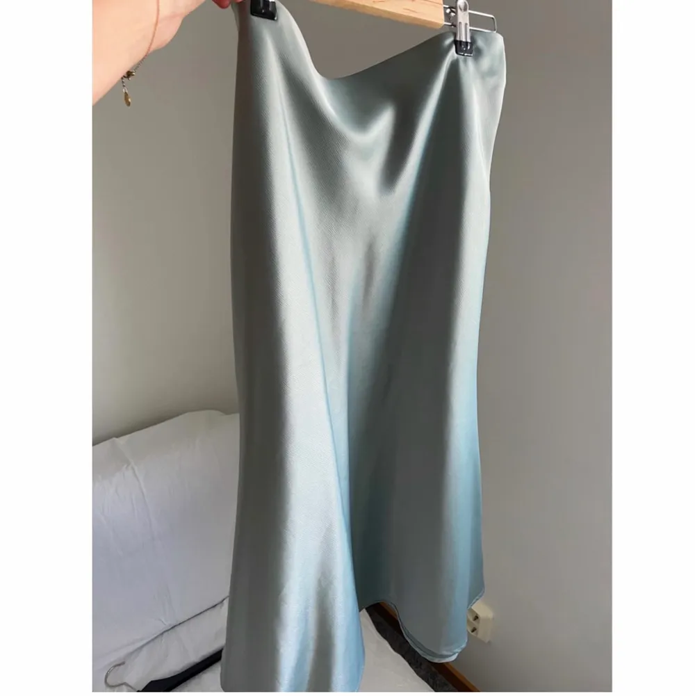 En glättad/silkes kjol i en superfin grönblå färg från NA-KD💚 kjolen är i midi-modell. Kjolar.