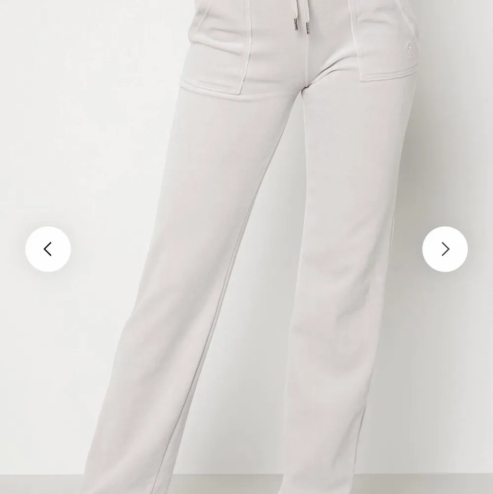 Säljer igen pga oseriös köpare.                                      Juicy couture byxor i färgen Quiet grey! Köpte från Plick för 900kr säljer pga dom var för långa för mig. Dem är i ett väldigt fint skick och är jättefina skulle säga att dem också skulle passa någon med storlek M! Kom privat för bilder på byxorna❤️. Jeans & Byxor.