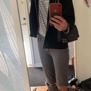 Zadig väska  - Intressekoll på min super fina zadig väska❤️skriv gärna vad ni hade kunnat betala för den❤️båda dustbags finns men däremot så är det originala bandet utbytt❤️passar så bra till alla outfits (lånade bilder)