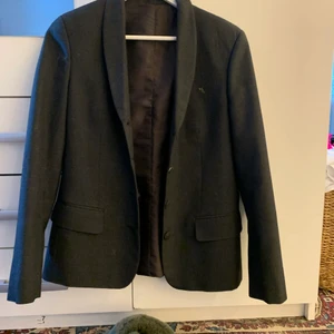 Trendig overize kavaj - As snygg trendig kavaj att ha över snygg topp och shorts eller klänning på sommar/höst. Bra skick, storlek s. Köparen står för frakt💕