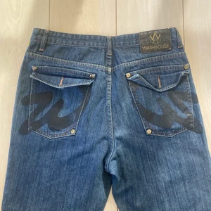 Vintage Washhouse bootcut jeans - Extremt ovanliga washhouse jeans med bootcut passform med tryck på backre fickor och loggor på knappar. Skick 8/10 felfria enligt mig, storlek ingen storlek men sitter typ som en 32 i midjan 
