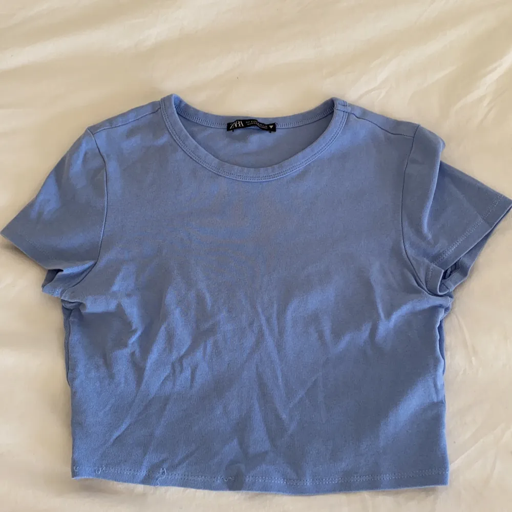 Blå croppad t-shirt från zara ❤️ storlek S. T-shirts.