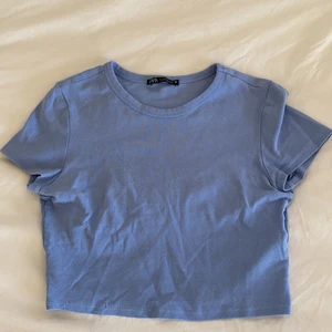 Zara - Blå croppad t-shirt från zara ❤️ storlek S