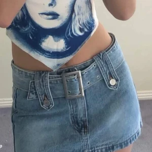 Minikjol storlek 34 xs - Oanvänd jeanskjol minikjol i storlek 34 xs. Tar endast swish :) 