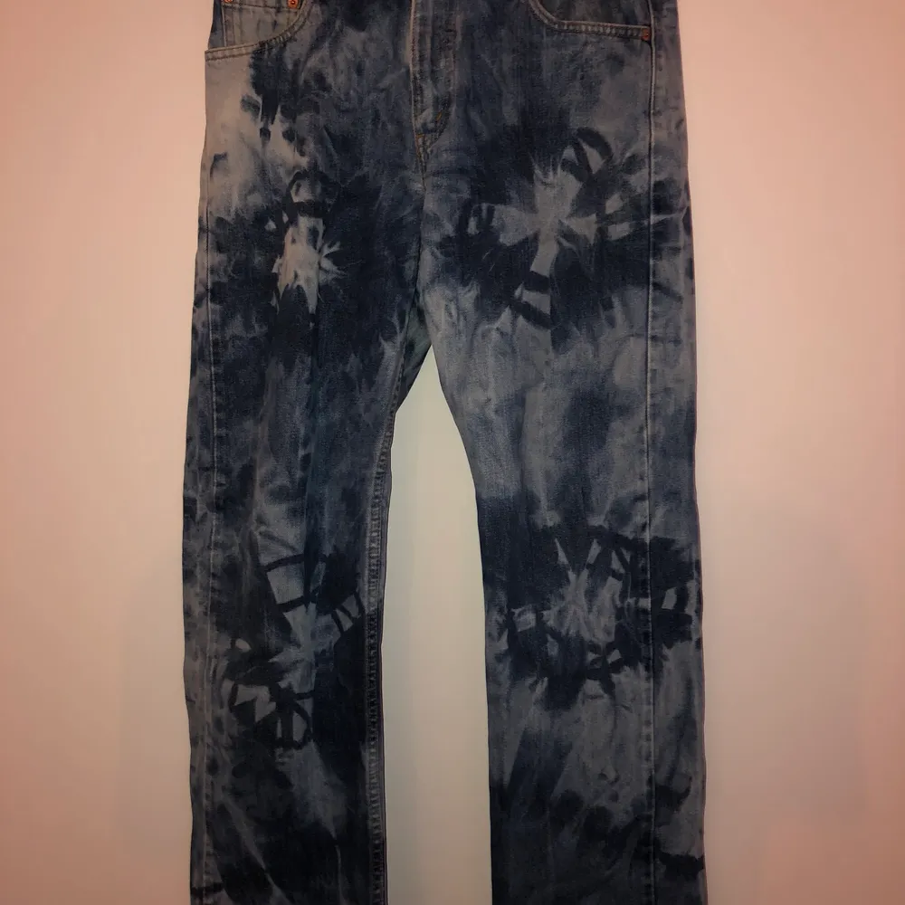 Fett snygga custom Levi’s jeans. 80cm runt midjan och 100 cm långa vilket jag tror gör de till W32 L39. Jeans & Byxor.