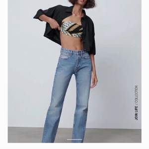 Säljer dessa jättesnygga, slutsålda jeans från Zara! Frakt tillkommer.