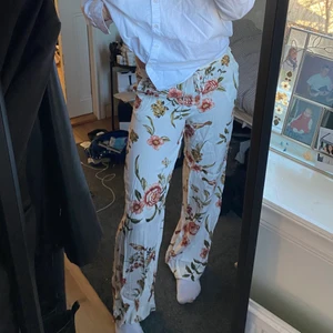 Blommiga byxor -  byxor från mango, aldrig använda 