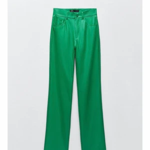 Populära Skinnbyxor från zara - Säljer mina gröna skinnbyxor från zara, skitsnygga men kommer tyvärr inte till användning 💚 (bilderna är lånade från hemsidan, skriv till mig om ni vill ha bilder från mig 💚) dom är slutsålda på hemsidan 