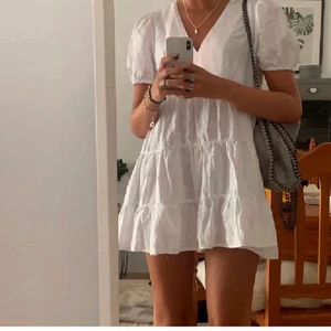 Zara klänning  - Säljer min zara klänning som är i strl medium. Materialet är linne! Skulle säga att den passar small-medium bäst vilket jag har vanligtvis. Bilderna är lånade men sitter exakt likadant på mig och är 170 cm lång. Skriv för fler bilder!!